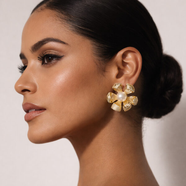 Aretes Dorados Flor Topacio de ZYRAL en modelo