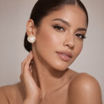Aretes Corazon Dorado Con Blanco Halo de ZYRAL en modelo