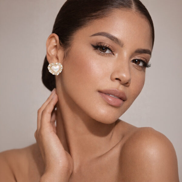 Aretes Corazon Dorado Con Blanco Halo de ZYRAL en modelo