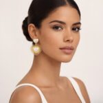 Aretes dorados Estela de ZYRAL en modelo