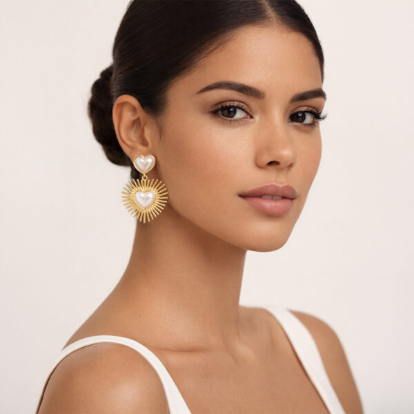 Aretes dorados Estela de ZYRAL en modelo
