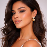 Aretes dorados Corazón Boreal de ZYRAL en modelo