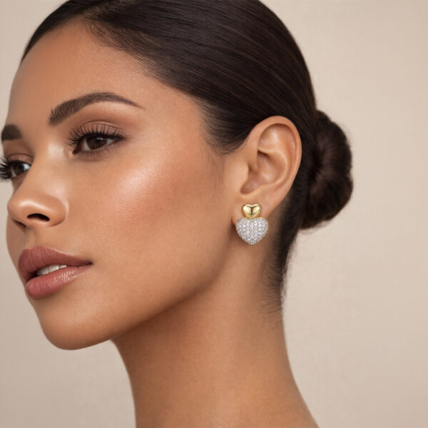 Aretes dorados Áurea de ZYRAL en modelo