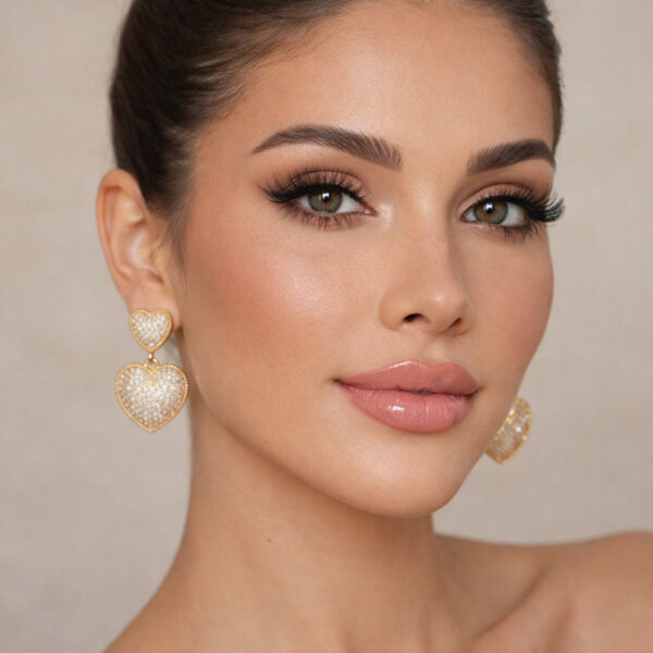 Aretes dorados Capri de ZYRAL en modelo