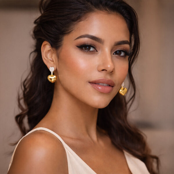 Aretes dorados Mónaco de ZYRAL en modelo