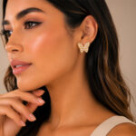 Aretes dorados Milán de ZYRAL en modelo
