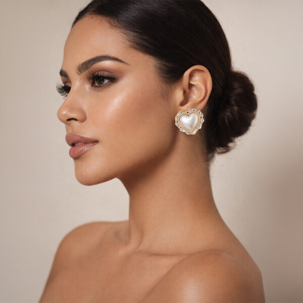 Aretes dorados Duna de ZYRAL en modelo