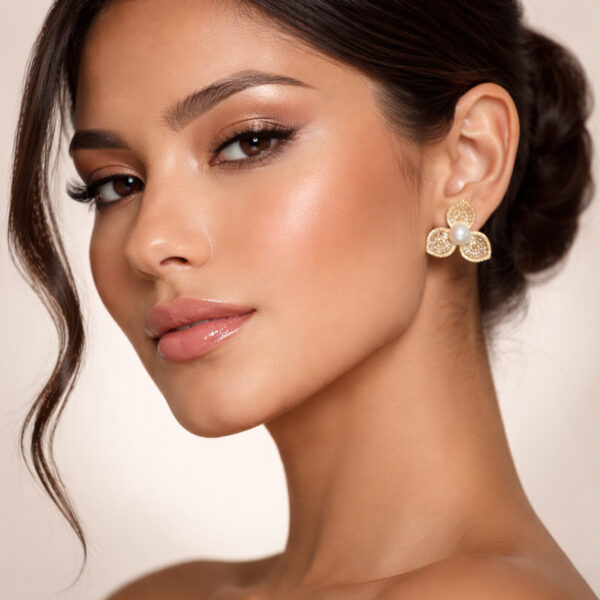 Aretes dorados Oasis de ZYRAL en modelo