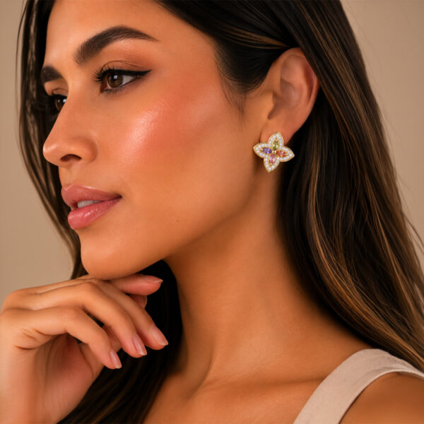 Aretes dorados Duna de ZYRAL en modelo