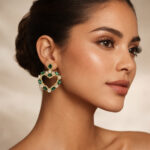 Aretes dorados Oasis de ZYRAL en modelo
