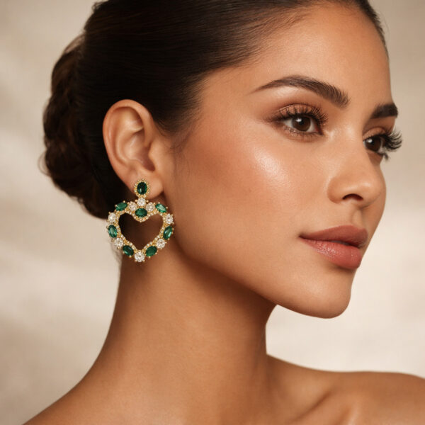 Aretes dorados Oasis de ZYRAL en modelo
