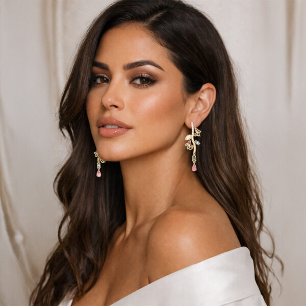 Aretes dorados Bahía de ZYRAL en modelo