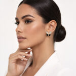Aretes dorados Marina de ZYRAL en modelo