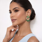 Aretes dorados Marea de ZYRAL en modelo