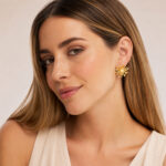 Aretes dorados Esencia de ZYRAL en modelo