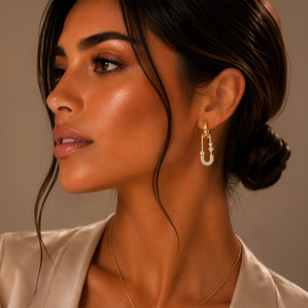Aretes dorados Alba de ZYRAL en modelo
