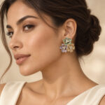 Aretes dorados Mía de ZYRAL en modelo