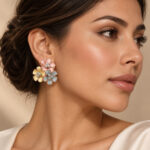 Aretes dorados Nuria de ZYRAL en modelo