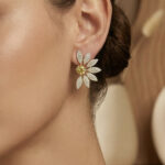 Aretes dorados Siena de ZYRAL en modelo