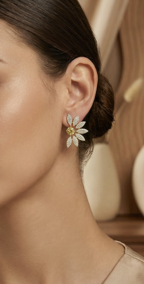 Aretes dorados Siena de ZYRAL en modelo