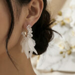 Aretes dorados Nova de ZYRAL en modelo