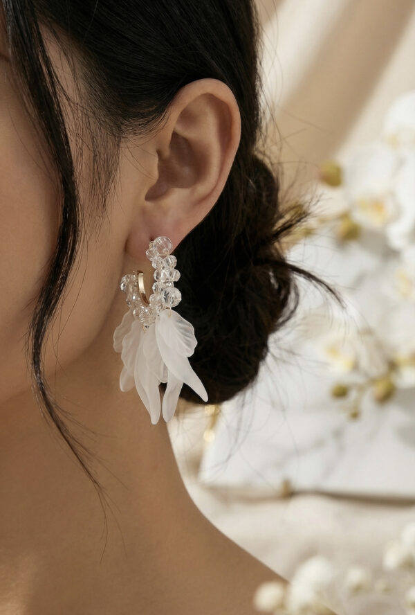 Aretes dorados Nova de ZYRAL en modelo