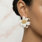 Aretes dorados Vitta de ZYRAL en modelo