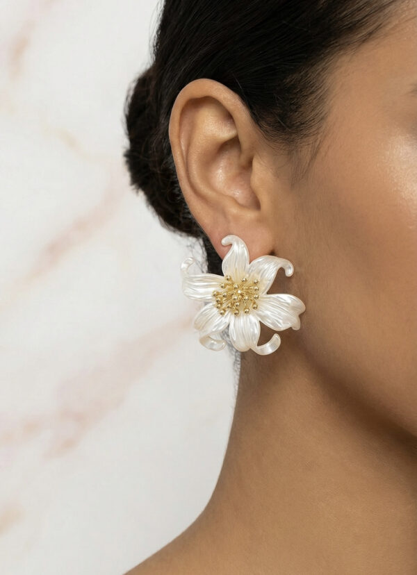 Aretes dorados Vitta de ZYRAL en modelo