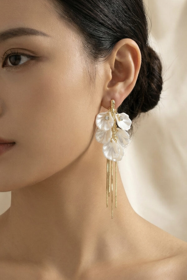 Aretes dorados Eterna de ZYRAL en modelo