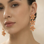 Aretes dorados Dalia de ZYRAL en modelo