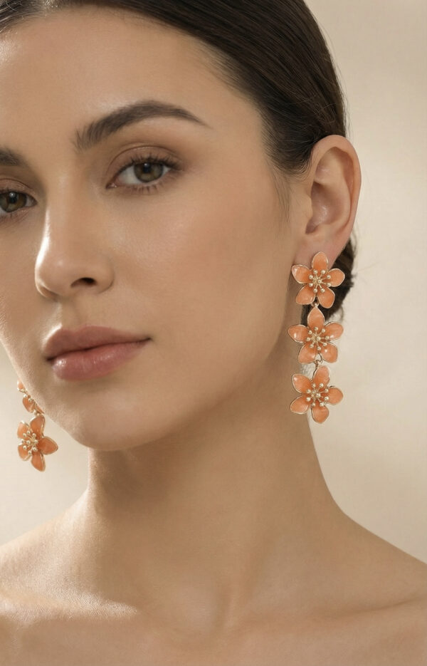 Aretes dorados Dalia de ZYRAL en modelo