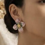 Aretes Dorados Con Rosado Y Verde Iris de ZYRAL en modelo