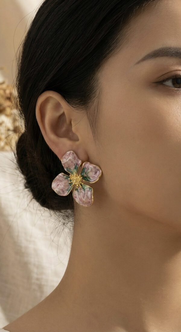 Aretes Dorados Con Rosado Y Verde Iris de ZYRAL en modelo