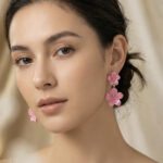 Aretes dorados Olivia de ZYRAL en modelo