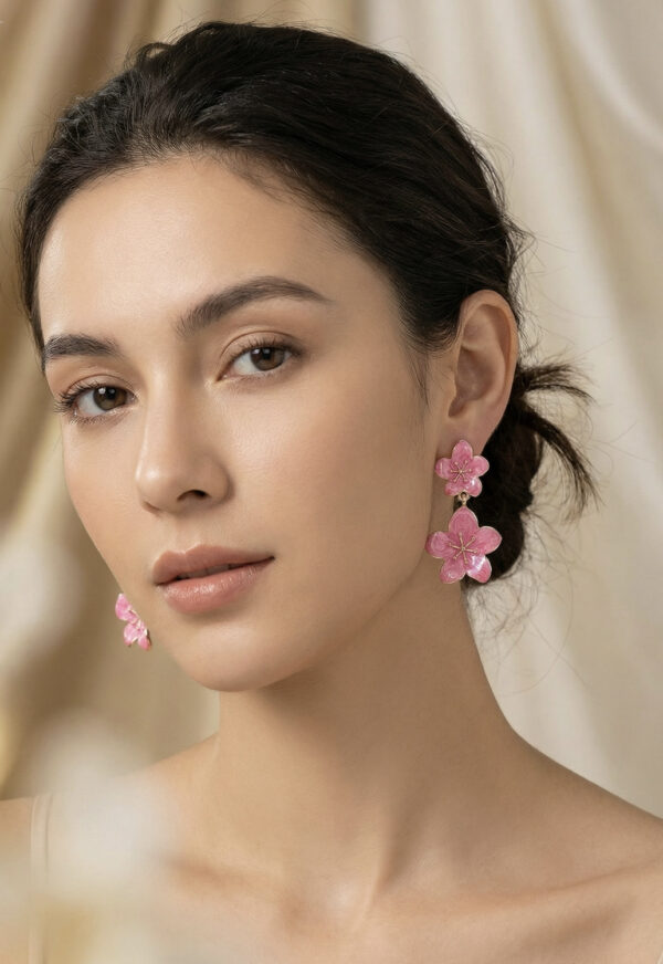 Aretes dorados Olivia de ZYRAL en modelo