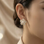Aretes dorados Nara de ZYRAL en modelo