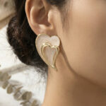 Aretes dorados Alma de ZYRAL en modelo