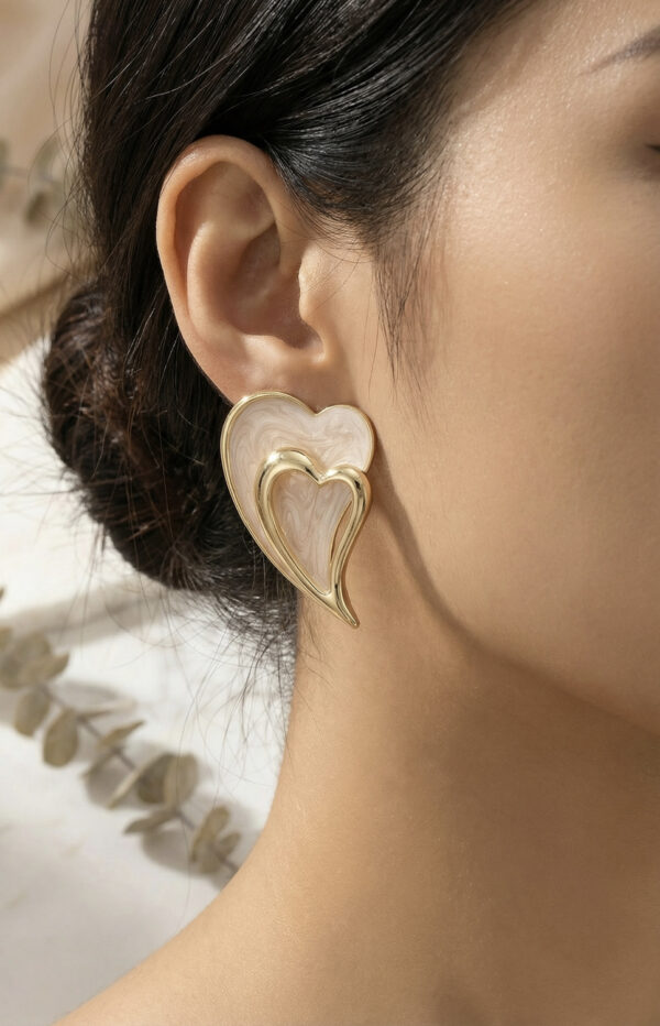 Aretes dorados Alma de ZYRAL en modelo