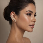 Aretes dorados Isadora de ZYRAL en modelo
