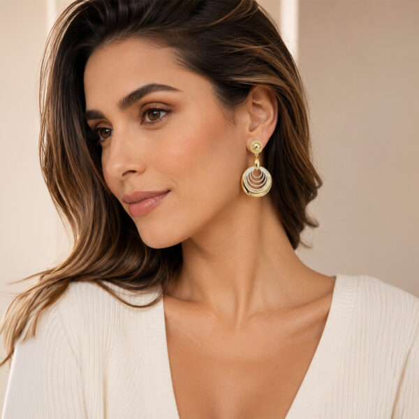 Aretes Bicolor Belle de ZYRAL en modelo