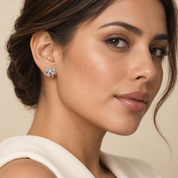 Aretes Plateado Sutil de ZYRAL en modelo
