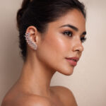 Aretes dorados Julieta de ZYRAL en modelo