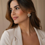 Aretes dorados Victoria de ZYRAL en modelo
