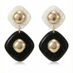 Aretes dorados Blanco con Negro Lirio de ZYRAL