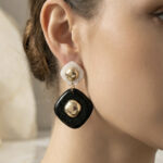 Aretes dorados Blanco con Negro Lirio de ZYRAL en modelo