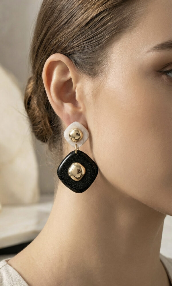 Aretes dorados Blanco con Negro Lirio de ZYRAL en modelo