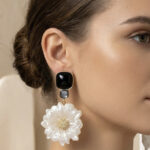 Aretes dorados Flor Amapola de ZYRAL en modelo