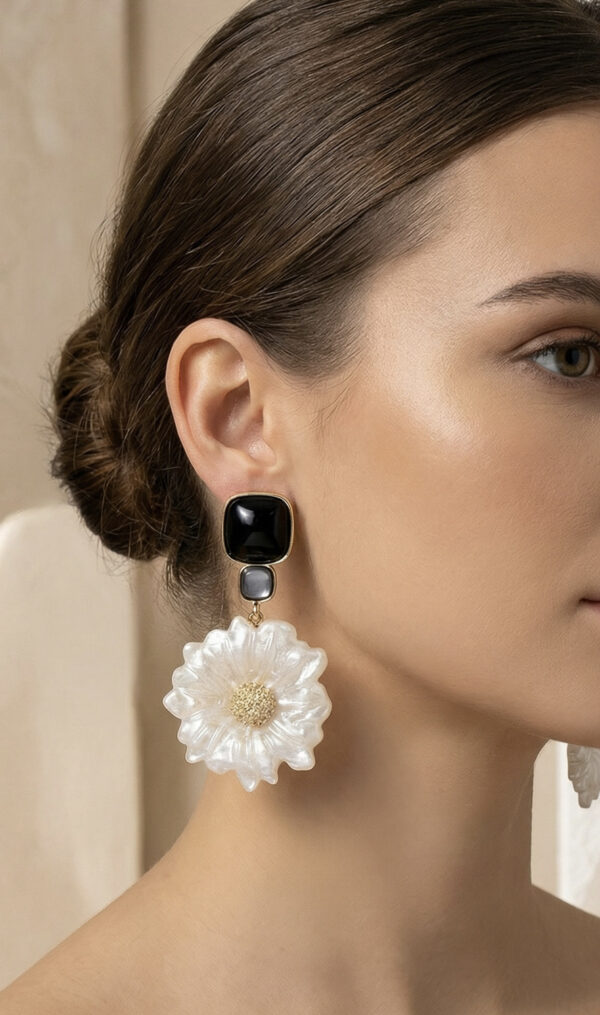 Aretes dorados Flor Amapola de ZYRAL en modelo