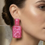 Aretes Fucsia de ZYRAL en modelo