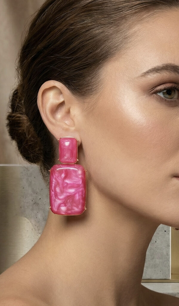 Aretes Fucsia de ZYRAL en modelo